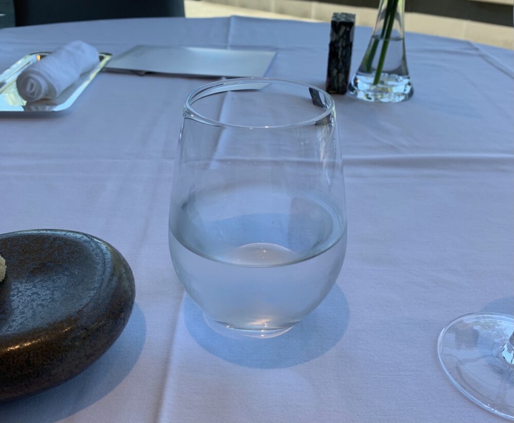 グラスに注がれたお水